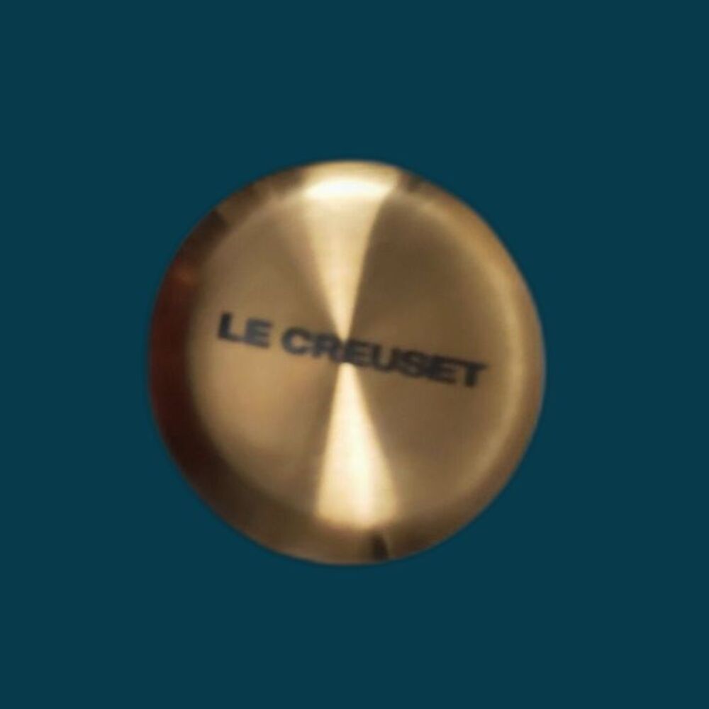 Le Creuset Signature Round Dutch Oven/Casserole with a gold knob 3QT - Picture 10 of 10